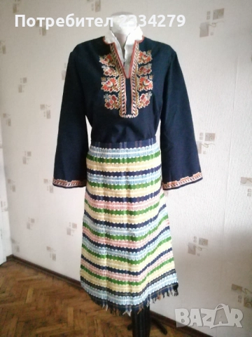 Стар сукман, изработен през 70-те години, използван от народна певица в ансамбъл за песни и танци, снимка 8 - Други ценни предмети - 51550319