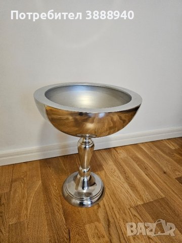 Метална купа на стойка за плодове