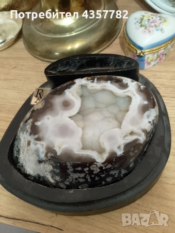 Ахатова геода върху основа от дърво 