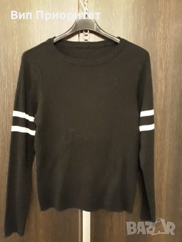 Черна плетена блуза с бяла хоризонтална гарнитура на ръкавите , стои по тялото , деколте по врата