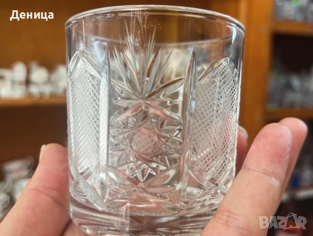 Български кристални чаши за водка Вместимост-170 мл пълни Размери-7.5/7 см диаметър  6 бр- 120 лв, снимка 3 - Чаши - 51135675