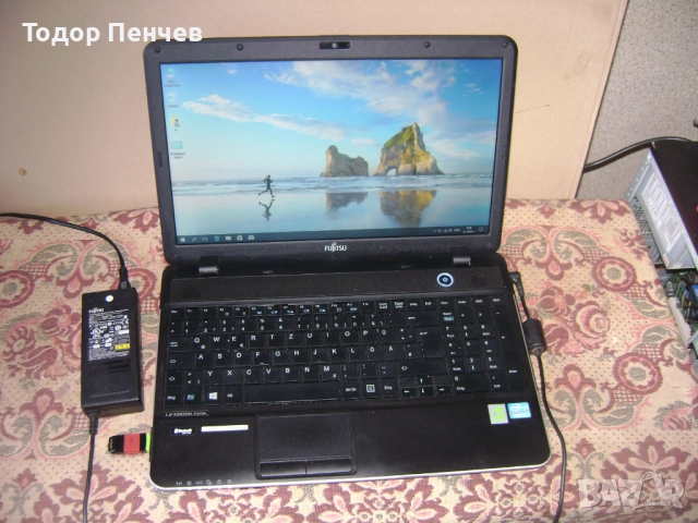 Fujitsu LifeBook A512 - Core i3, 4 GB RAM, 500 GB HDD, зарядно