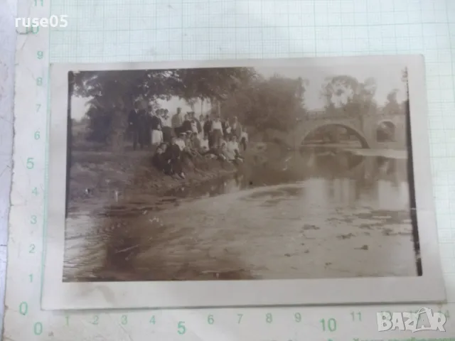 Снимка стара на група младежи пед моста на реката