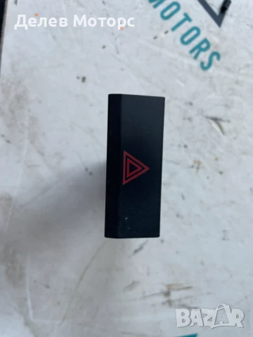 Бутон за аварийни светлини 5F0953235B от Seat Leon ST (5F8) 1.5 TGi двигател DHFA, 131 кс.