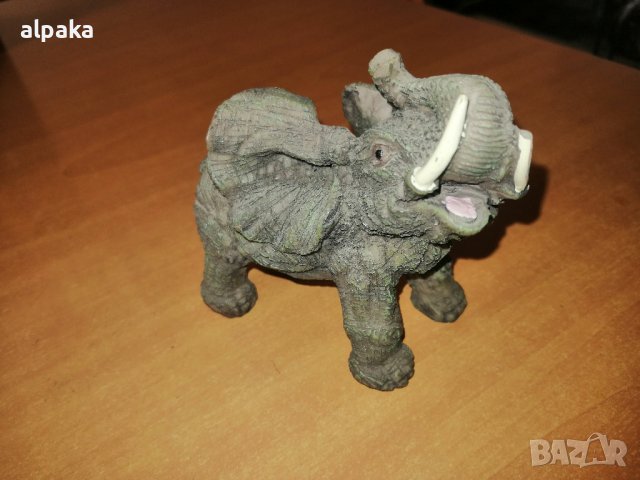 Продавам пластика фигура на слон, декорация за дома