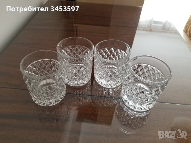 Стъклен  релефен сервиз гарафа за уиски (алкохол) с тапа и 4 чаши , Нов, снимка 3 - Сервизи - 43815509