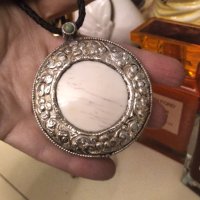Авторски стар сребърен медальон ,с камилска кост и ахат , снимка 1 - Колиета, медальони, синджири - 43674763