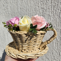 Ръчно плетени кашпи , аранжирани със сапунени рози, снимка 1 - Декорация за дома - 44910875