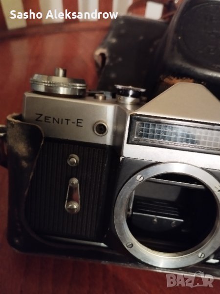 Ретро фотоапарати един за части а другия работещ марка Зенит от времето на соца, снимка 1