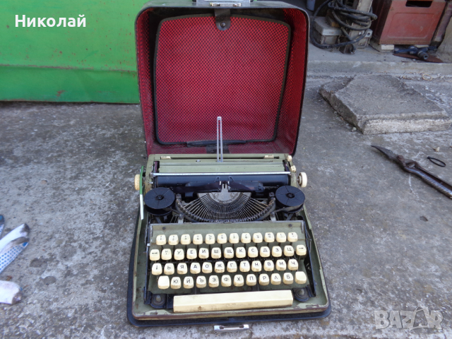 Стара пишеща машина.