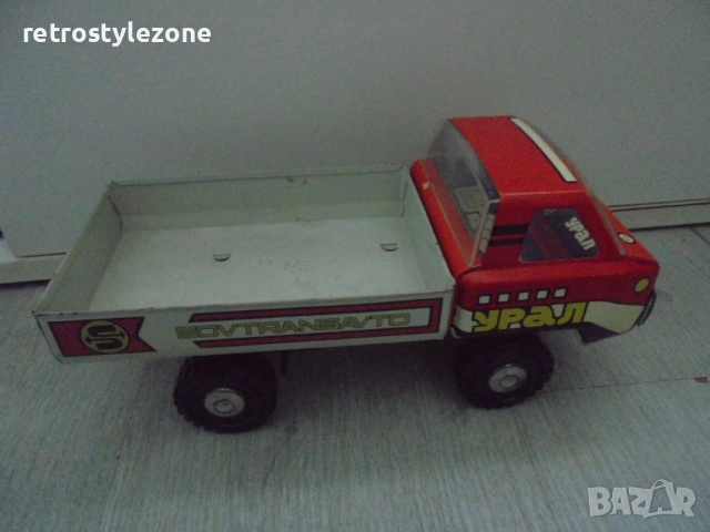 № 8367 Стара Съветска ламаринена играчка „Урал“  , снимка 3 - Други ценни предмети - 52426625