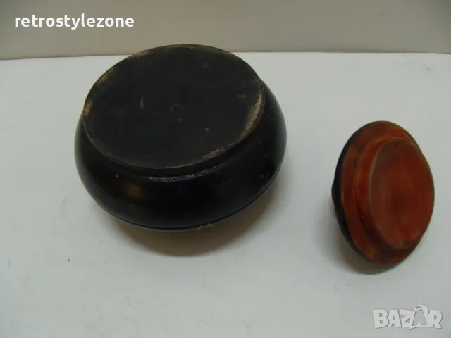 № 7774 стара дървена кутийка  - кръгла  - с капаче - резбовани орнаменти - размер - диаметър 10 см ,, снимка 4 - Други ценни предмети - 48120310