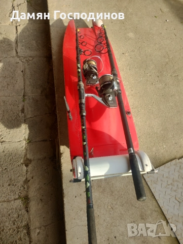 Лодка за захранка и въдици