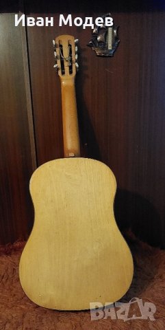 Продавам шест струнна китара: Произведена 1970г. в гр. Ленинград с две книжки -самоучители , снимка 2 - Китари - 44014720