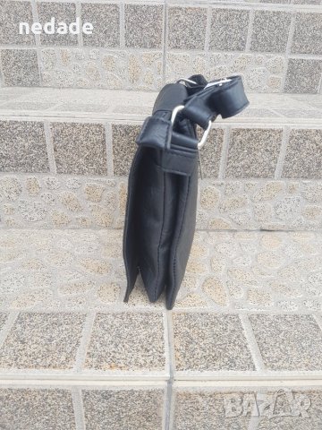 Малка черна дамска чанта с цял капак с частичен бял метален обков на ръба през рамо или през тялото , снимка 3 - Чанти - 28653918