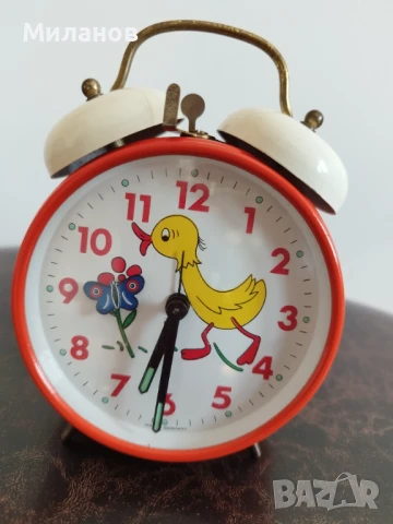 Стар механичен будилник, настолен часовник