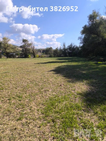 Продавам обширен поземлен имот в непосредствена близост до гр. Симитли. 