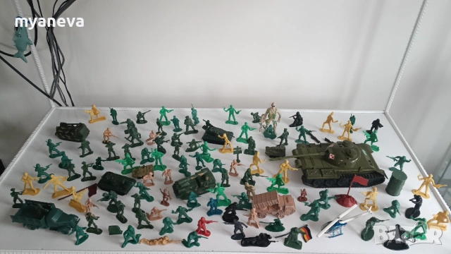 Стари играчки, войници, танкове и други екшън фигури 