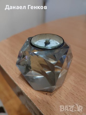  Настолен стъклен компас.