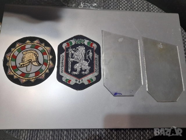 Полицейски пагони,знаци и ризи