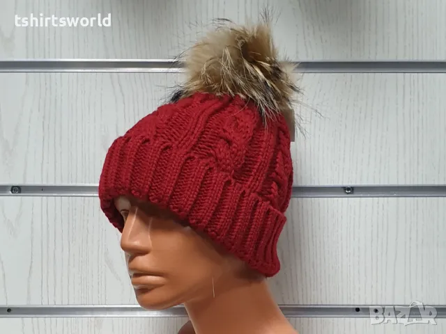 Нова дамска плетена шапка с помпон/пух в червен цвят, снимка 5 - Шапки - 48208948