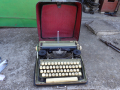Стара пишеща машина.