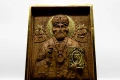 Позлатена релефна икона на Свети Николай Чудотворец от дъб, снимка 5