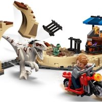 НОВО LEGO Jurassic World - Атросираптор преследване с мотоциклет 76945, снимка 3 - Конструктори - 43439398