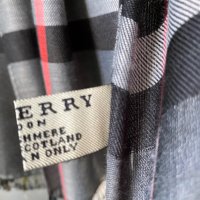 Шал Burberry в сиво каре, снимка 7 - Шалове - 43788567