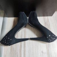 Велурени черни токчета с капси, снимка 3 - Дамски обувки на ток - 43158875