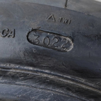 Предна гума 110х90х13 почти нова, снимка 1 - Гуми и джанти - 44913595