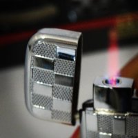 Стилна карирана ветроустойчива газова метална запалка с червен пламък, снимка 6 - Запалки - 35477965