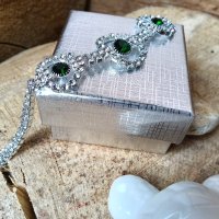 Гривна със зелени Swarovski Crystals, Нежна гривна, подходяща за всеки ден, повод и сезон. , снимка 3 - Гривни - 43731326