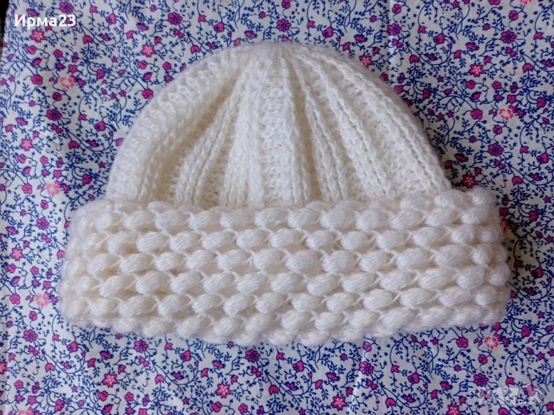 Бяла зимна шапка, снимка 1