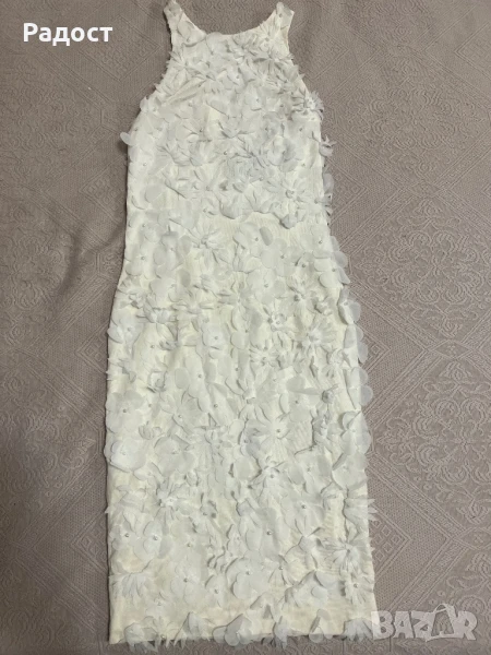 Ефектна рокля с декорация от цветя., снимка 1