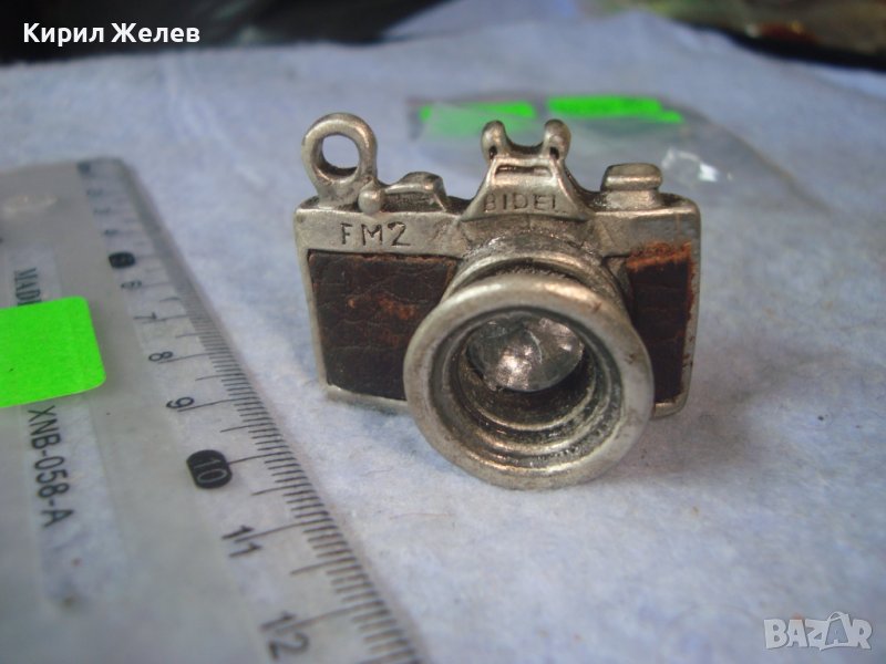ПОСРЕБРЕН ЛАКИРАН ВИНТИДЖ ПЕНДАНТ - РЕТРО ФОТОАПАРАТ ФИГУРАЛЕН АРТ МЕДАЛЬОН с КОЖА и КРИСТАЛ 35108, снимка 1