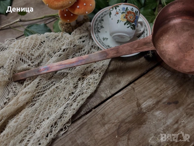 Голям бакърен съд  Според мен за наливане на вода( черпак) Масивен с дълга и извита дръжка , снимка 15 - Други - 53436486