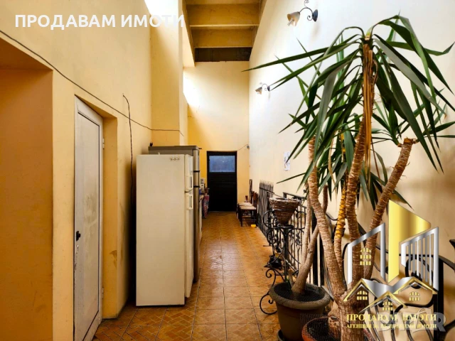 Продавам пром. помещение с 886 кв. м + 6174кв.м. двор, снимка 4 - Производствени сгради - 51191343