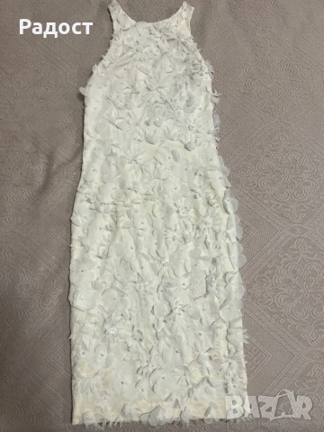 Ефектна рокля с декорация от цветя.