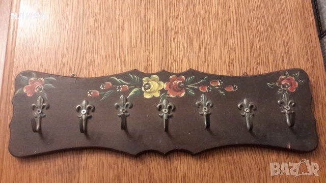 Малка закачалка изработка дърво и метал изрисувана ръчно 