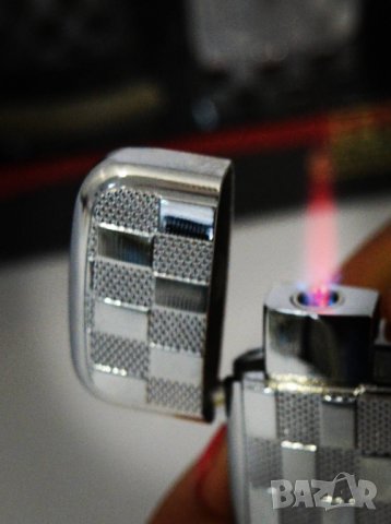 Стилна карирана ветроустойчива газова метална запалка с червен пламък, снимка 6 - Запалки - 35477965