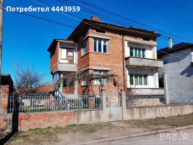 Голяма тухлена двуетажна къща с приземен, тавански етаж и двор в гр. Харманли