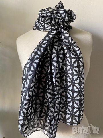 Копринен шал, Linca Lykke в черно и бяло, снимка 3 - Шалове - 40439438