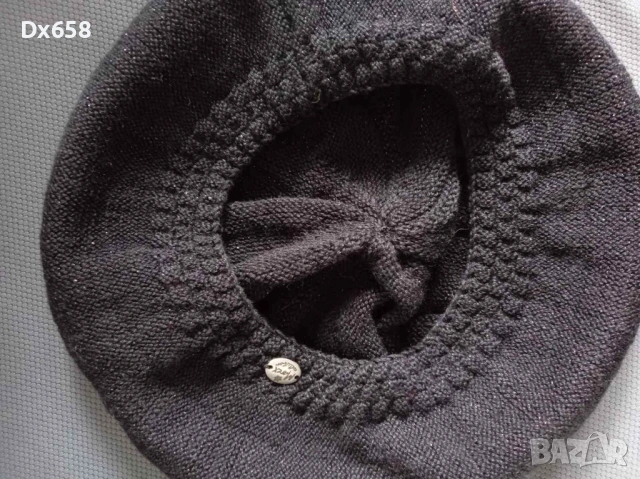 Продавам шапка - черна барета