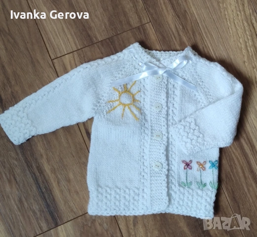 Ръчно плетено бебешко жакетче, украсено с бродерия 
