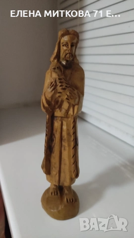 Дърворезба фигура на Исус с малко агънце на ръце