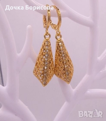 Триъгълни ажурни обеци с камъни -с позлата