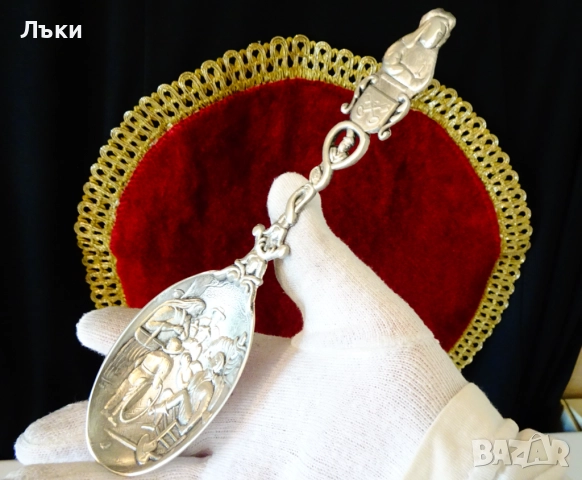 Калаена лъжица за калаена сватба със семейни символи. 