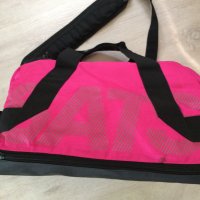 Розова спортна чанта с отварящо се дъно., снимка 1 - Чанти - 42933082