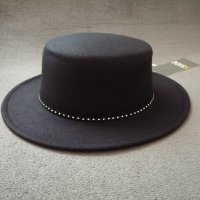 Черна дамска шапка с периферия и декоративни детайли в сребрист цвят, снимка 4 - Шапки - 43554291